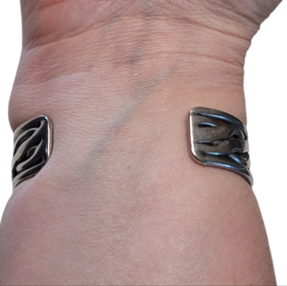 Handmade Cuff Bracelet Small Navajo - Picture 7 of 7